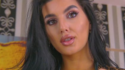 AmyCruize is a webcam girl who loves to play the role of a mature