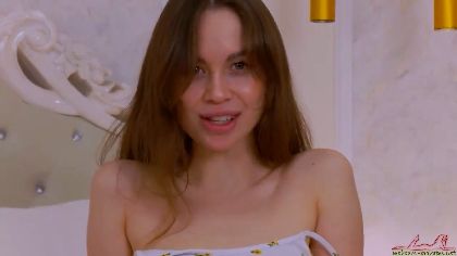 AmandaBirch is a webcam girl who loves to show off her feet and pussy