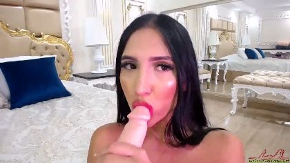 AnniMay is a webcam girl who loves to get down and dirty! She's got some