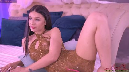 BlairAudrey is a hot webcam girl who loves to play with her silicone dildo. She