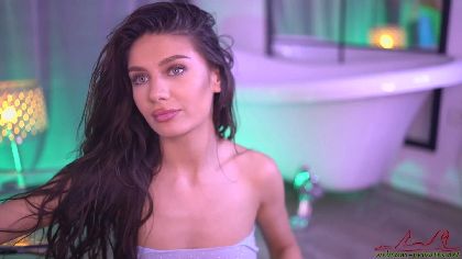 BlairSanders is a wild and pretty webcam girl who loves to get her hairy pussy and tight