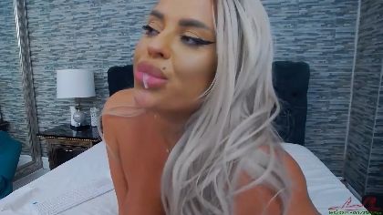 CandeeLords is a webcam girl who loves to get down and dirty. She