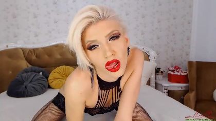 EmmaAmstrong is a webcam girl who loves to fuck machines and get her tight