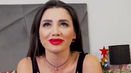 JustinneJade looks like a slave that would do anything for her Mistress. She