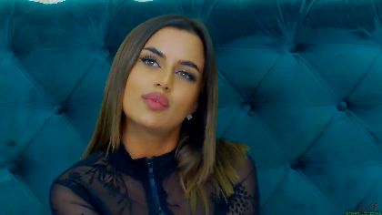 LaraSpice is a webcam girl that loves to strip and show off her curves in