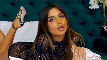 LaraSpice is a very cute webcam girl with a big bust and a juicy