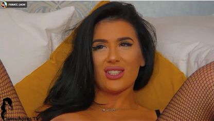 Hiya! My name is Mallorie and I love to webcam. I have