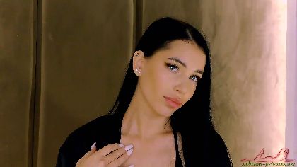 MelodyHudson is a webcam girl who likes to role-play and be private