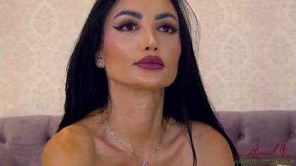 RaquelleRyah is a busty webcam girl who loves to get down and dirty