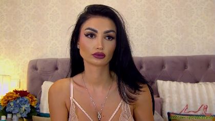 RaquelleRyah is a webcamgirl with a very cute and petite body. She loves to