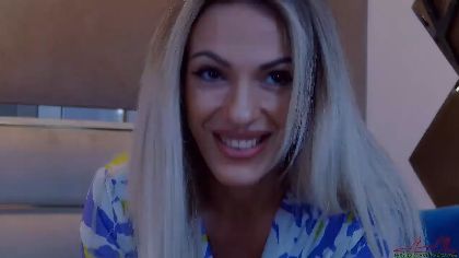 ReyQuins is a sensual and erotic webcam girl who loves to explore her