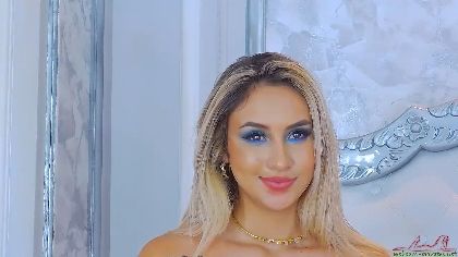 SamanthaDumont is a dirty little webcam girl who loves to get her tight