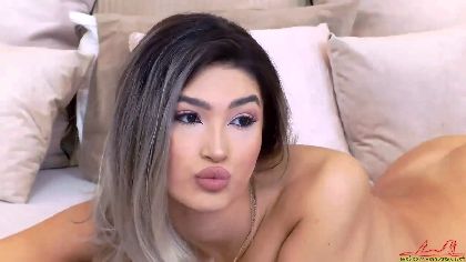 Sarah_Lacroix is a webcam girl that loves to show off her natural curves and sexy