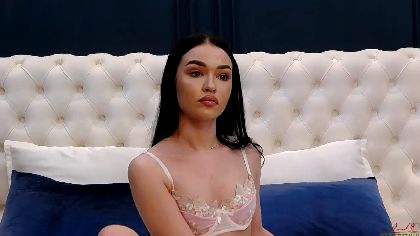 SashaLorenz is an amazing webcam girl who loves to play with her interactive toy and get naked