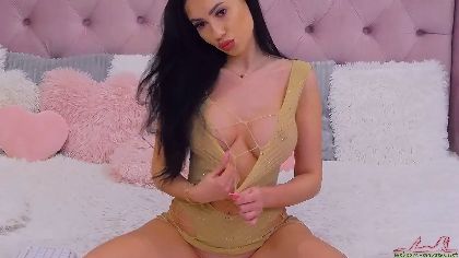 aaliya-design is a webcam girl who loves to strip and play for her fans