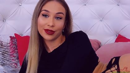 arielevans is a webcam girl with a big pair of lips and a deep