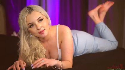 Hi, my name is crystal-chanel and I'm a webcam girl who loves to