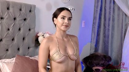 emilybonnet is a webcam girl who loves to show off her perfect Latina body. She