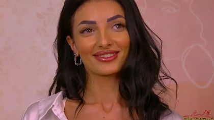 evelinelemy is a webcam girl who loves to get down on her knees and