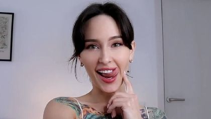 gretacumberg is a hot webcam girl with a juicy pussy and luscious