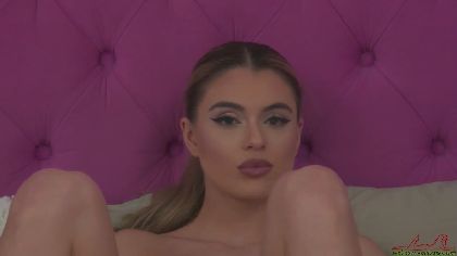 haileymadow is a webcam girl who loves to get naughty and record her priv