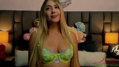 khya is a curvy webcam girl who loves to get down on all