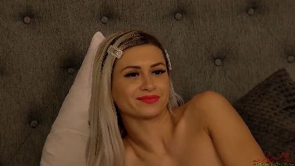 sienna-badley is a webcam girl who likes to show off her hot body in all sorts of