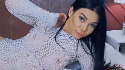 CaitlynEva is a webcam girl that is both petite and curvy