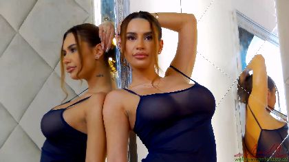 DanielleHills is a webcam girl who loves to play with her feet and toes. She is