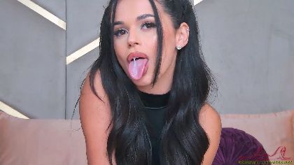 LaraCharm is a webcam girl who loves to interact with her viewers. She is curvy