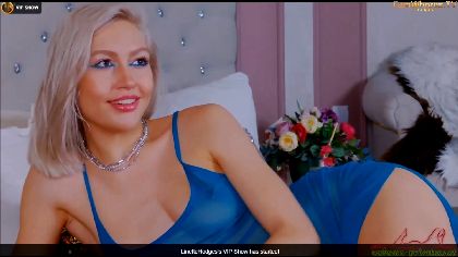 Linettehodge is a sexy and pretty webcam girl who loves to dress up in latex and school