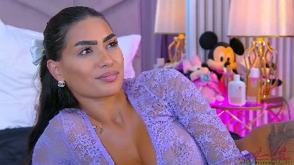 VanesaMonroe is a webcam girl with a big pair of tits and a tight