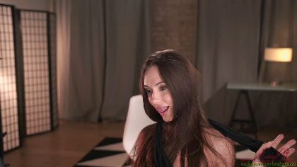 _mariarty_ is a webcam girl who loves to dress up in high heels and