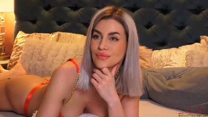 I am annemarie-art and I love doing dirty things on webcam! I love dressing