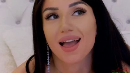 b-alice is a webcam girl with bigpussylips and hairy legs