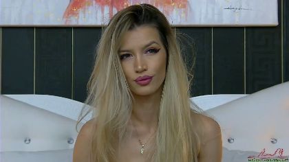 ivy-samek is a beautiful Latina webcam girl who loves to cosplay and