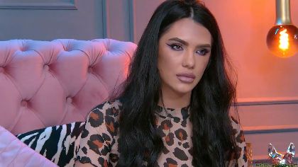 nicole-diva is a webcam girl who loves to tease her fans with her hot body and expert