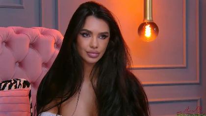 nicole-diva is a webcam girl who is ready to serve you. She loves wearing high heels
