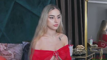 I am scarlet-coles, a webcam girl with a big natural boobs and a great