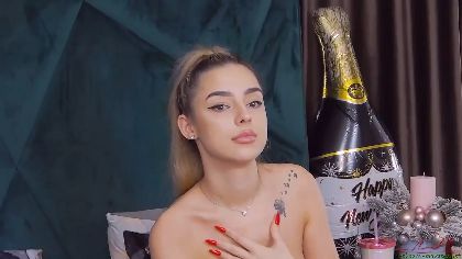 A curvaceous webcam girl with long legs and big tits that loves to show