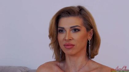 A webcam girl named serenswan who has a gorgeous pair of pussy lips and a shaved pussy