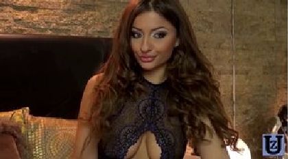 NatalieLynn Tickle At Cam Flamingsmooth Boobs